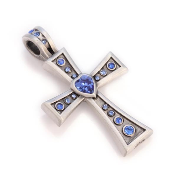 Wisiorek w kształcie krzyża z kryształkami Swarovskiego.
